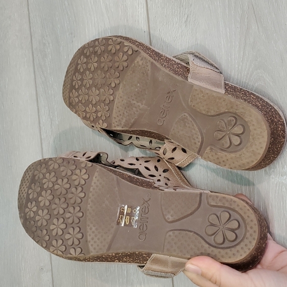 Aetrex "Like New" Laser Leather Womens Hook&loop Loop toe sandals shoe 9.5 - Picture 8 of 10